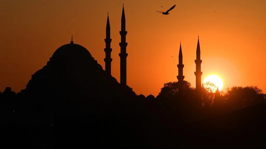 Les minarets de la mosquée Süleymaniye au coucher du soleil, une véritable carte stanbouliote (AFP/Ozan Kose) 
