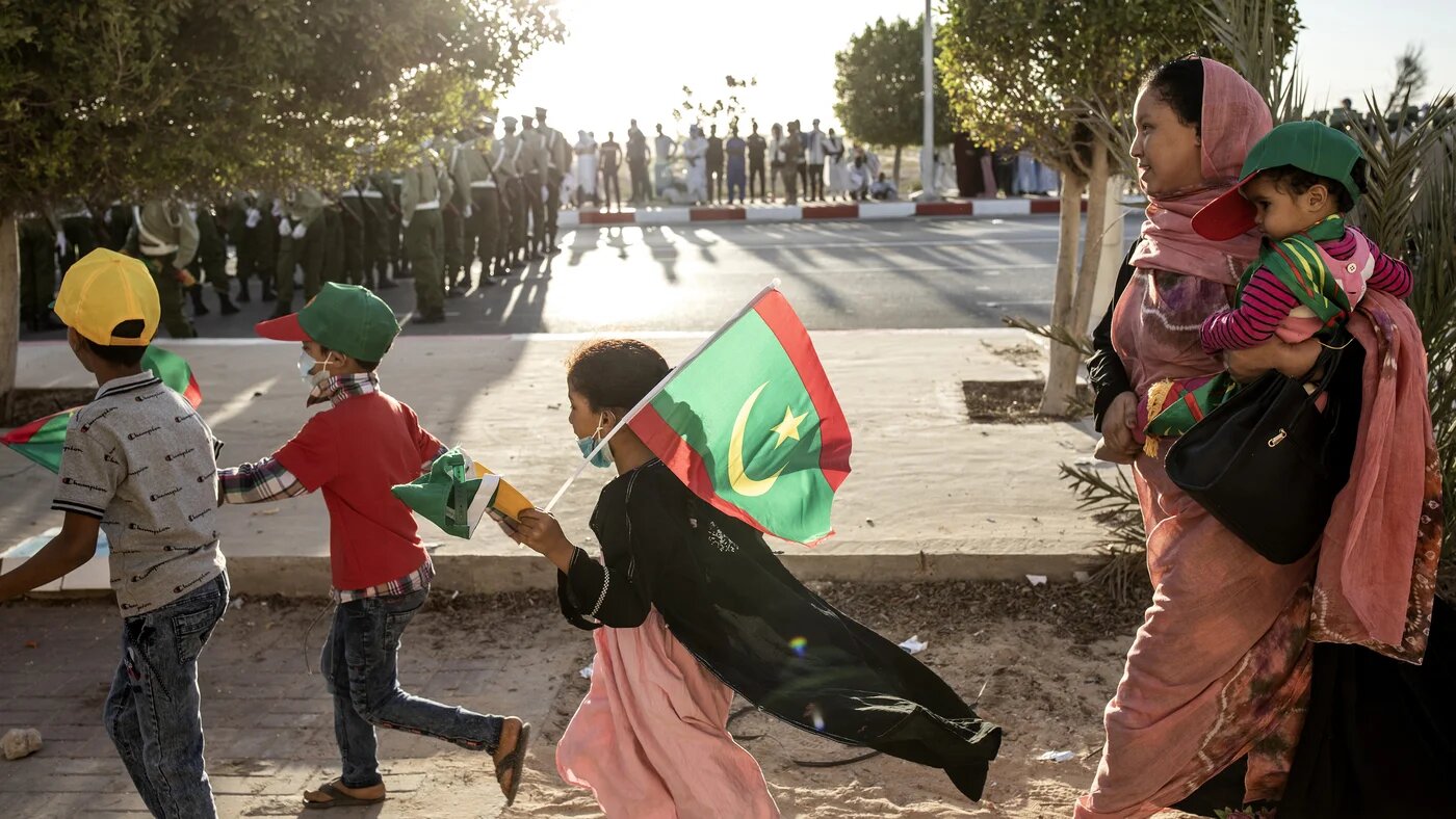 Une jeune fille porte le drapeau national de la Mauritanie à l’occasion du 60e anniversaire de l’indépendance de la Mauritanie, à Nouakchott, le 28 novembre 2020 (AFP)