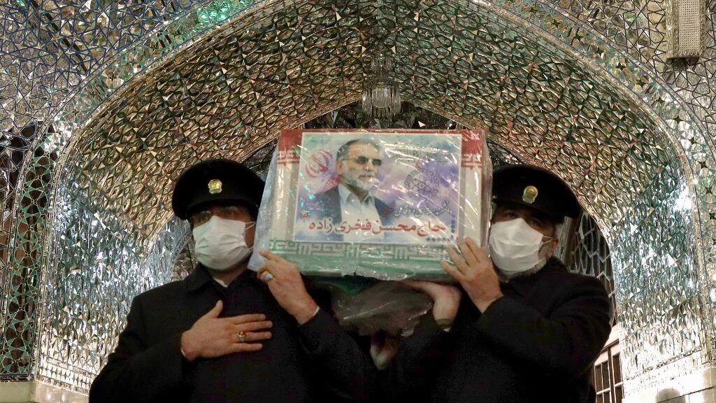 Une photo fournie par le ministère iranien de la Défense le 29 novembre 2020 montre des serviteurs du sanctuaire de l’imam Reza portant le cercueil du scientifique nucléaire assassiné Mohsen Fakhrizadeh (AFP)