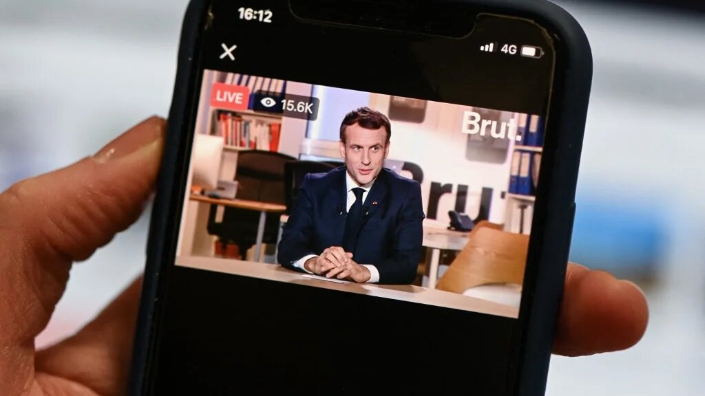 Diffusion en direct sur internet d’une interview du président français Emmanuel Macron, l’une des personnalités françaises qui auraient été visées par le logiciel espion Pegasus (AFP)
