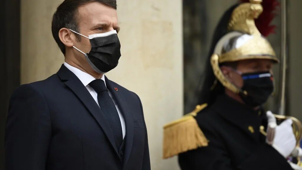 La loi viserait, selon le président Emmanuel Macron, « l’hydre islamiste » et ses tentatives de constituer une « contre-société » (AFP)