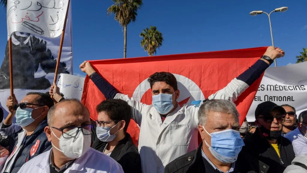 Des médecins tunisiens manifestent contre les infrastructures de santé publique du pays en ruine, le 8 décembre 2020 (AFP)