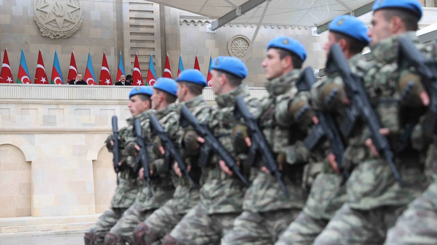 Le président turc Recep Tayyip Erdoğan et le président azéri Ilham Aliyev assistent à une parade militaire célébrant la victoire de l’Azerbaïdjan sur l’Arménie dans le conflit au Haut-Karabakh, le 10 décembre 2020 (AFP)