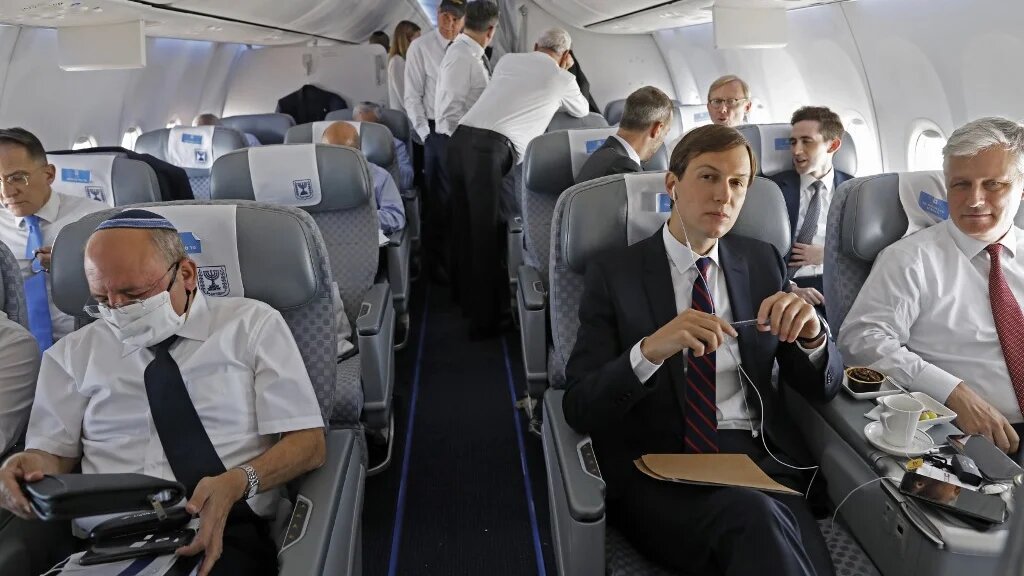 Le conseiller présidentiel américain Jared Kushner, le conseiller américain à la sécurité nationale Robert O’Brien (à droite) et le chef du Conseil de sécurité nationale d’Israël Meir Ben-Shabbat, à bord d’un avion El Al qui transporte une délégation américano-israélienne aux Émirats arabes unis à la suite d’un accord de normalisation (AFP)