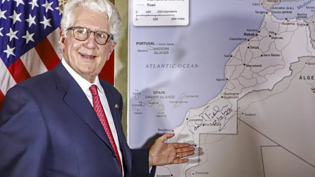 L’ambassadeur américain au Maroc David T. Fischer devant une carte du Maroc autorisée par le département d’État américain reconnaissant le territoire internationalement contesté du Sahara occidental, à Rabat, le 12 décembre 2020 (AFP)
