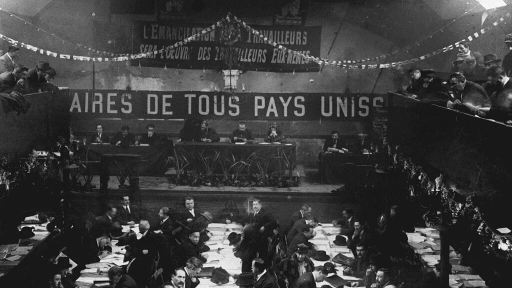 Cette photo d’archive prise le 26 décembre 1920 montre les délégués de la SFIO (Section française de l’Internationale ouvrière) participant aux travaux du Congrès de Tours qui a marqué la scission entre le Parti socialiste français et la nouvelle section française de l’Internationale communiste (AFP)