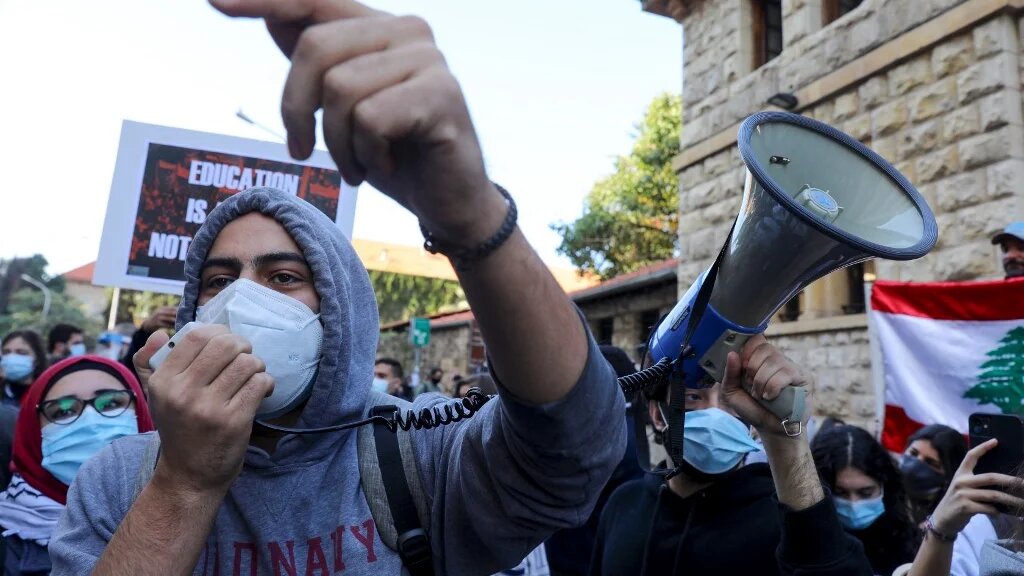 Des étudiants de l’Université américaine de Beyrouth manifestent, le 29 décembre 2020, contre l’adoption par certaines universités d’un nouveau taux de change du dollar pour les frais de scolarité (AFP/Anwar Amro)