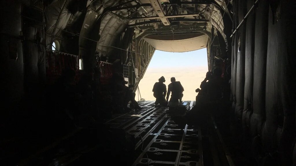 Le Premier ministre français Jean Castex (à droite) regarde à bord d’un avion militaire volant vers le Tchad, le 31 décembre 2020, après avoir passé le réveillon du Nouvel an avec les troupes françaises de Barkhane déployées au Sahel (AFP/Jérémy Marot)