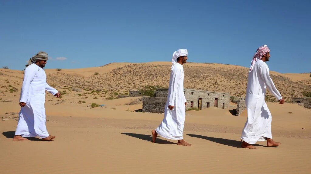 D’anciens habitants de Wadi al-Murr se promènent dans leur village abandonné, le 31 décembre 2020 (AFP)