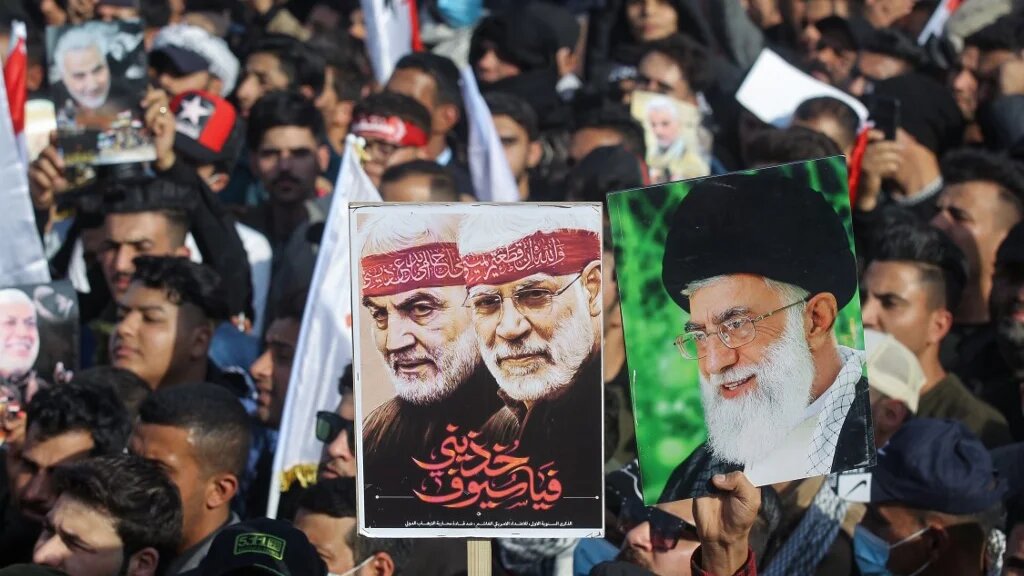 Des milliers de partisans du Hachd al-Chaabi, une coalition de paramilitaires désormais intégrés à l’État irakien, ont attaqué le « grand Satan » américain, le 3 janvier 2020 à Bagdad (AFP)
