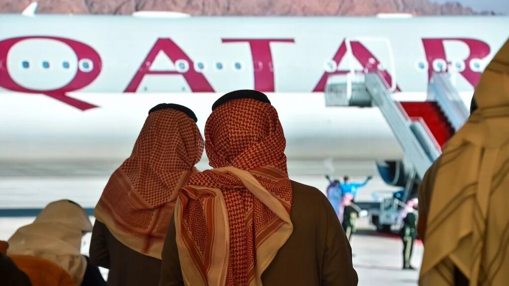 Arrivée à al-’Ula, en Arabie saoudite, de l’avion de la délégation qatarie menée par le prince Tamim, le 5 janvier 2021 (AFP)