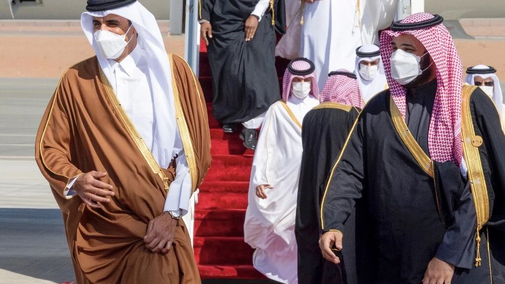 Le prince héritier saoudien Mohammed ben Salmane accueille Tamim ben Hamad al-Thani, émir du Qatar, à son arrivée à Al-‘Ula, le 5 janvier 2021 (AFP)