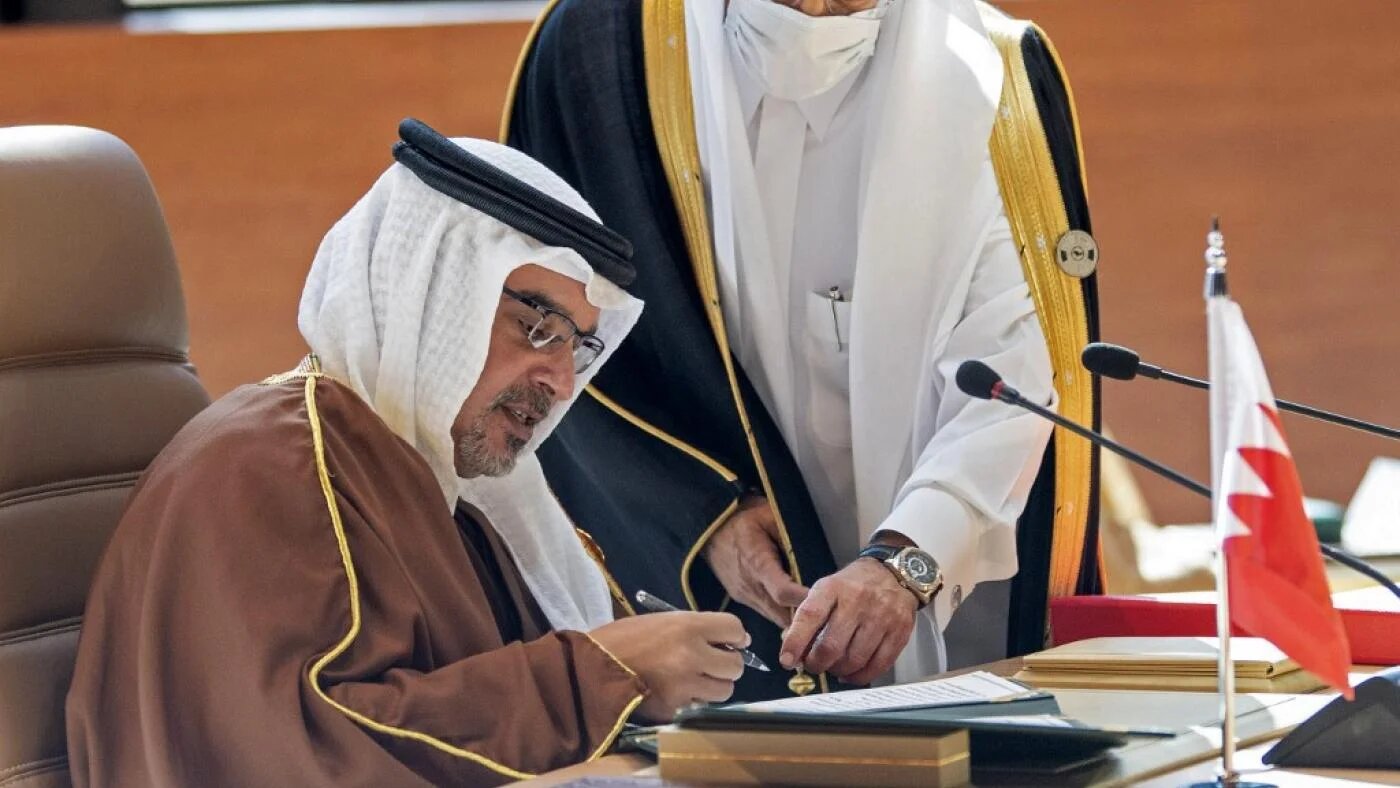 Salmane ben Hamad al-Khalifa, prince héritier de Bahreïn, signe un document pendant la session inaugurale du 41e sommet du CCG dans la ville saoudienne d’al-Ula, le 5 janvier (AFP)