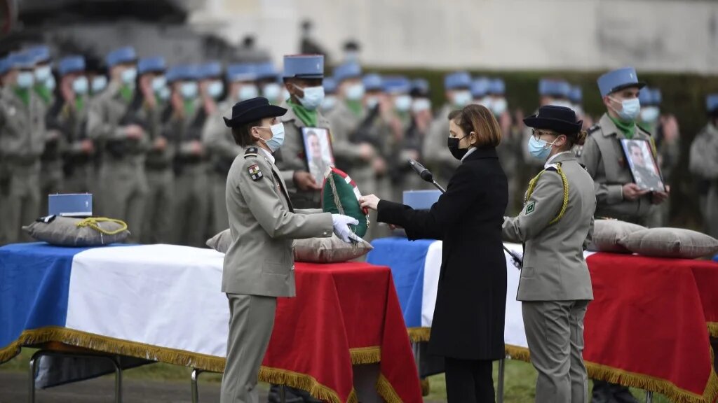 « Vous êtes tombés pour la France en combattant pour elle jusqu’à votre dernier souffle » : la ministre des Armées Florence Parly a rendu un hommage national mardi à Thierville-sur-Meuse (nord-est) aux trois soldats français tués le 28 décembre au Mali (AFP)
