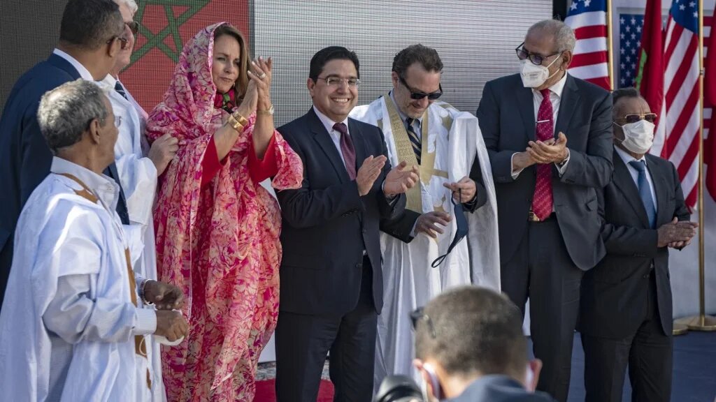 Le ministre marocain des Affaires étrangères Nasser Bourita (au centre) et David Schenker, secrétaire d’État américain adjoint pour le Proche-Orient et l’Afrique du Nord posent avec d’autres responsables après leur réunion à Dakhla, au Sahara Occidental, le 10 janvier 2021 (AFP)