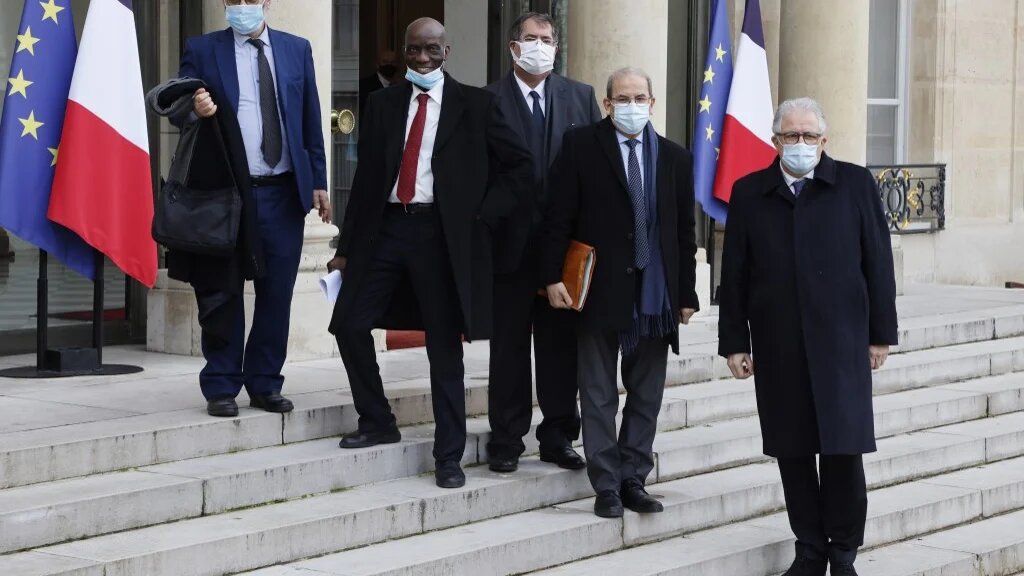 Les représentants du Conseil français du culte musulman et le recteur de la Grande Mosquée de Paris posent sur le parvis de l’Élysée après avoir signé la « charte des principes », le 18 janvier 2011(AFP)
