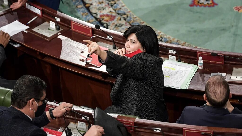 Voyant la liesse populaire engendrée par le gel du Parlement et l’éviction de Hichem Mechichi, elle a rappelé qu’elle avait toujours combattu le régime politique issu de la Constitution de 2014 et est même allée jusqu’à suggérer qu’elle avait inspiré le président (AFP/Fethi Belaïd)