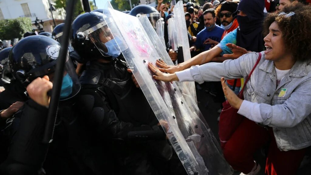 Face-à-face entre les manifestants et les forces de l’ordre au cours d’un rassemblement contre la « répression policière », à Tunis, le 30 janvier 2021 (AFP/Anis Mili)