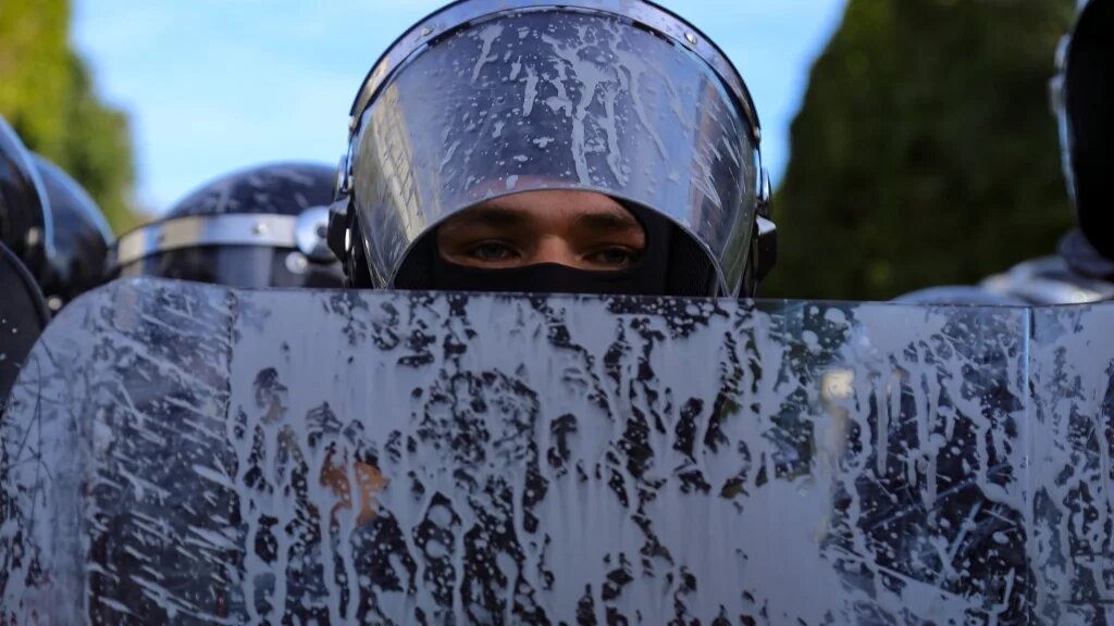Depuis le début des émeutes dans les périphéries urbaines au moment du dixième anniversaire de la révolution, le gouvernement, sous l’autorité de Hichem Mechichi, chef du gouvernement et ministre de l’Intérieur par intérim, a fait le choix d’une réponse répressive (AFP)