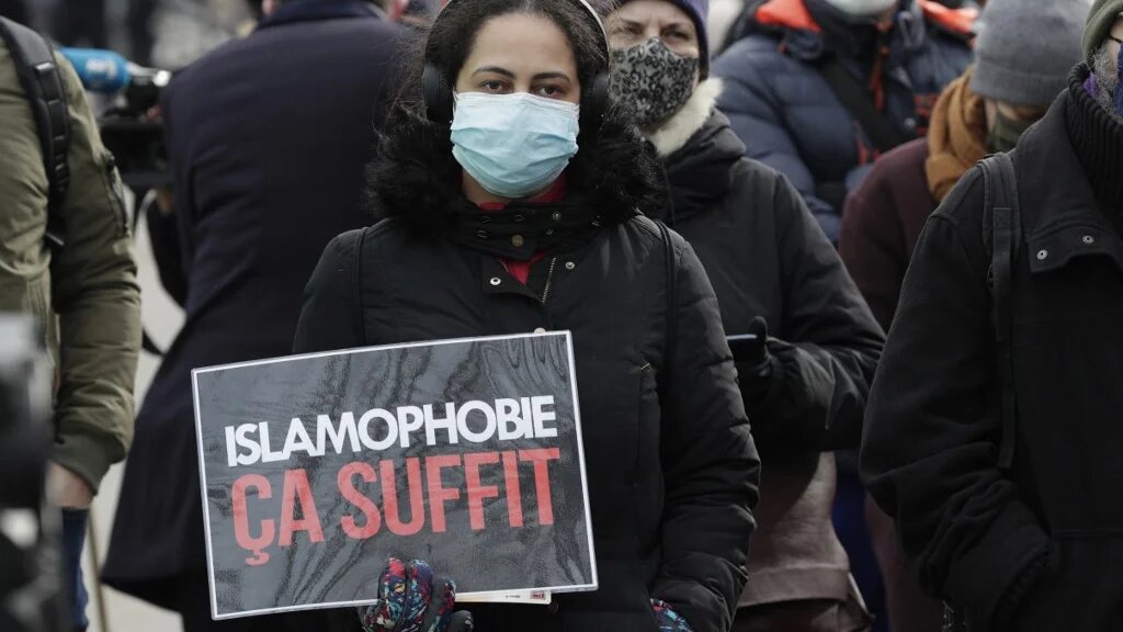 Une femme tient une pancarte contre l'islamophobie en France lors d'une manifestation à Paris le 14 février 2021. Geoffroy Van Der Hasselt / AFP