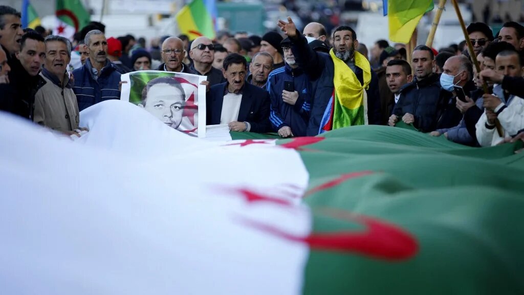 Manifestation à Kherrata, à l’est de l’Algérie, commémorant le second anniversaire du hirak, le 16 février 2021 (AFP)