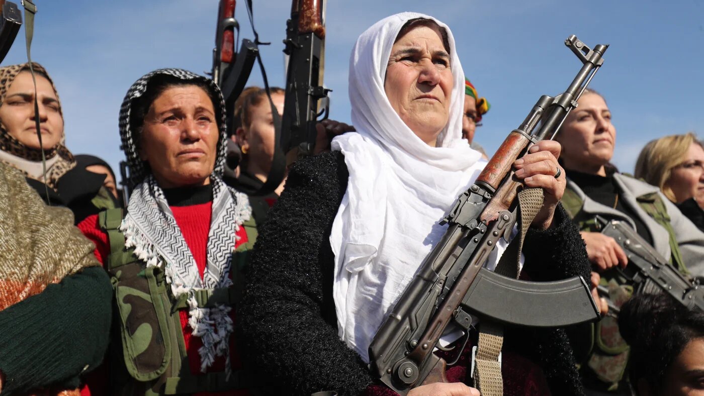 Kurdish civilians gather with weapons amid growing uncertainty over the future of Kurdish autonomy following the collapse of negotiations between Damascus and the Kurdish-led Syrian Democratic Forces, in Qamishli on 20 January 2026 (Delil Souleiman/AFP)