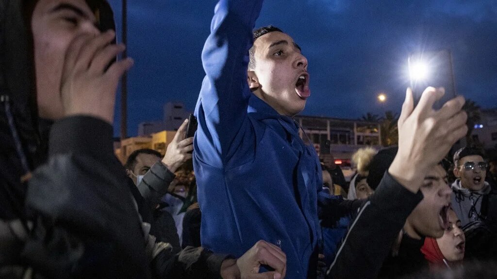 De jeunes Marocains manifestent à Fnideq, au nord du Maroc, contre la fermeture de la frontière avec l’enclave espagnole de Melilla, le 19 février 2021 (AFP)