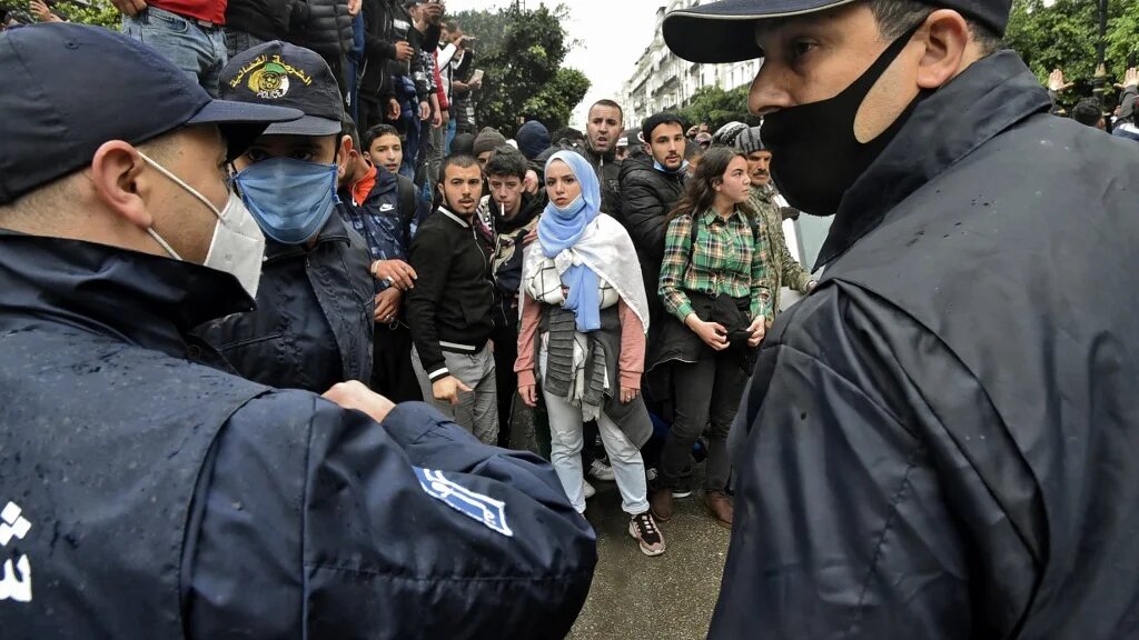 Des Algériens se rassemblent à Alger, le 22 février 2021, pour le deuxième anniversaire du hirak (AFP)