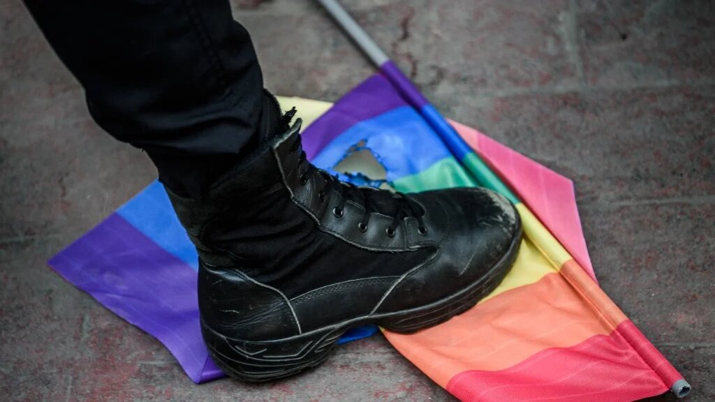 Un policier turc piétine le drapeau arc-en-ciel lors d’un rassemblement de la communauté LGBT à Istanbul, le 19 juin 2016 (AFP)