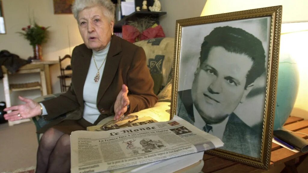 Dans cette photo prise le 5 mai 2001, Malika Boumendjel, veuve de l'avocat algérien Ali Boumendjel donne un entretien sur la mort de son mari lors de ses 43 jours de détention par l’armée française le 23 mars 1957 (AFP)