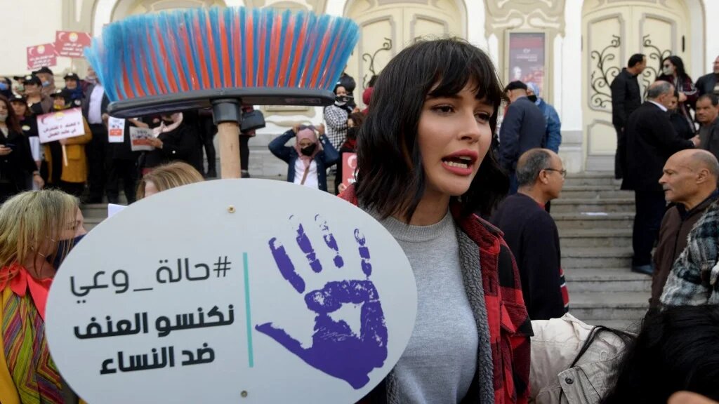 Des Tunisiennes manifestent le 6 mars 2021 à Tunis contre les violences faites aux femmes (AFP/Fethi Belaïd)