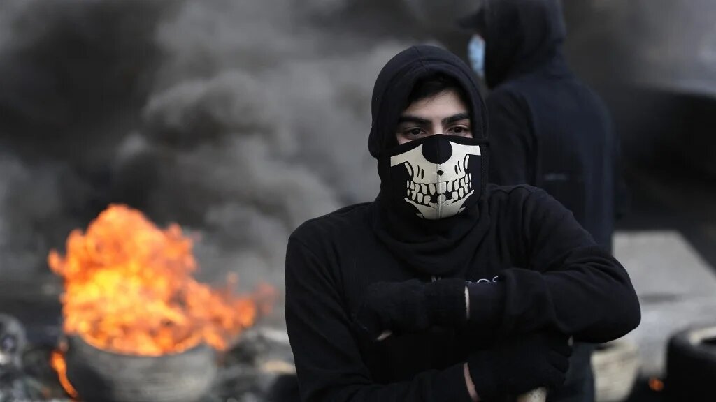 Des manifestants ont bloqué plusieurs axes routiers majeurs lundi au Liban pour exprimer leur « colère » face à la dégradation sans fin de leurs conditions de vie et à l’inaction des dirigeants politiques (AFP)