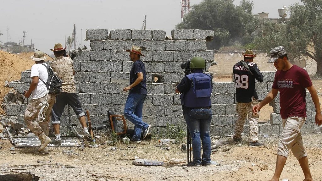 Journaliste sur la ligne de front au sud de Tripoli, le 13 juin 2019 (AFP)