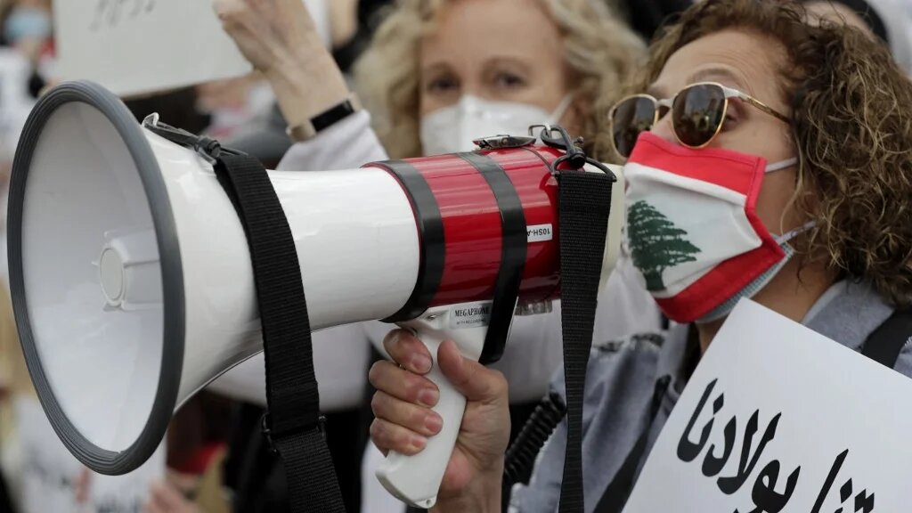 Des Libanaises protestent contre la paralysie politique du pays et la profonde crise économique à Beyrouth à l’occasion de la fête des mères, le 20 mars 2021(AFP/Anwar Amro)