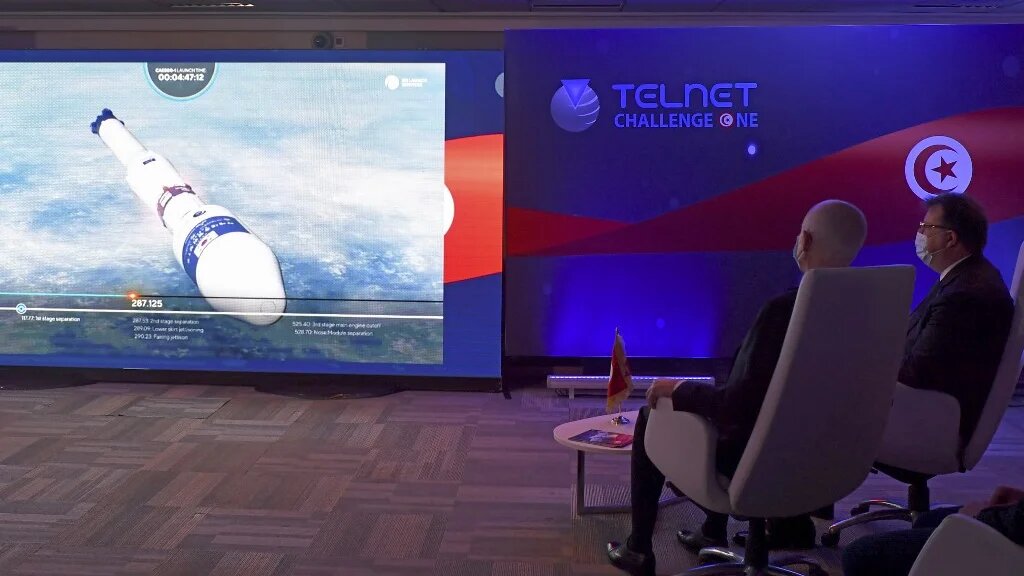 Le président tunisien Kais Saied (à gauche) aux côtés du PDG de Telnet, Mohamed Frikha, assistent au lancement du premier satellite tunisien Challenge-1, à Tunis le 22 mars 2021 (AFP)
