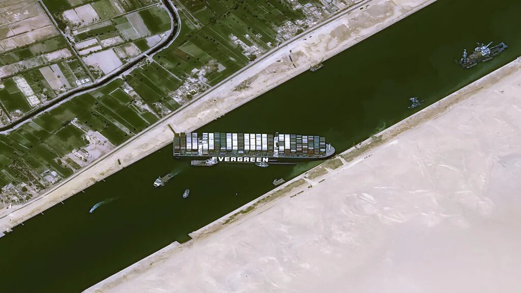 Image satellitaire prise le 25 mars 2021 du porte-conteneurs Ever Given bloqué dans le canal de Suez (AFP) 