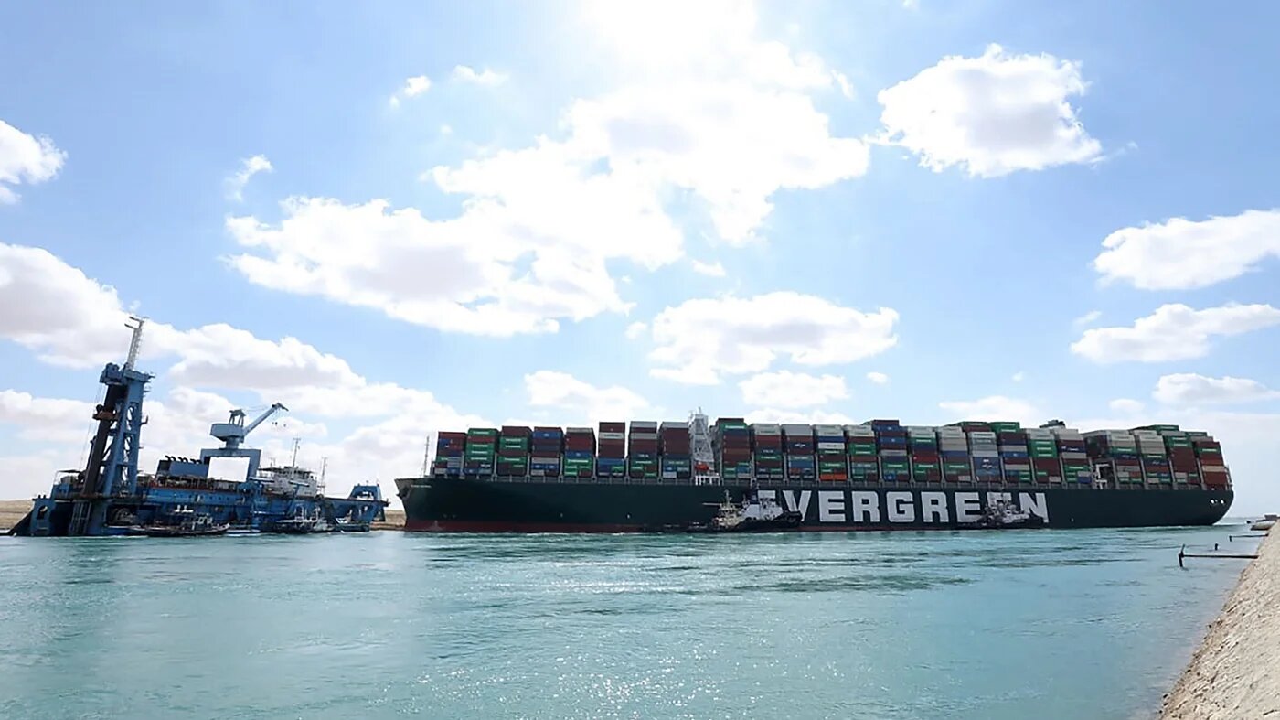 A dredger trying to free the Ever Given 
