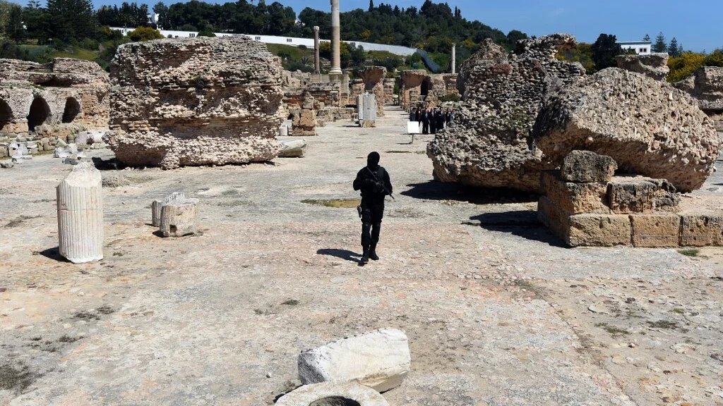 La Tunisie a créé une brigade d’investigation spécialisée dans le trafic du patrimoine rattachée à l’unité de lutte contre la criminalité. Ici, un garde dans les thermes d’Antonin de Carthage (AFP/Fethi Belaïd)