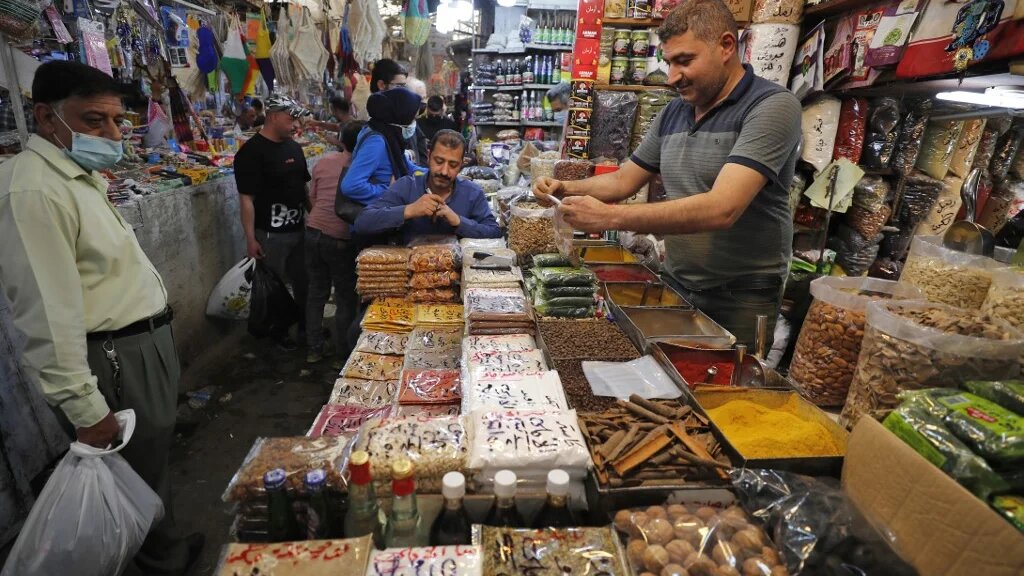 Un commerçant du marché central de Bagdad, le 12 avril 2021 (AFP)