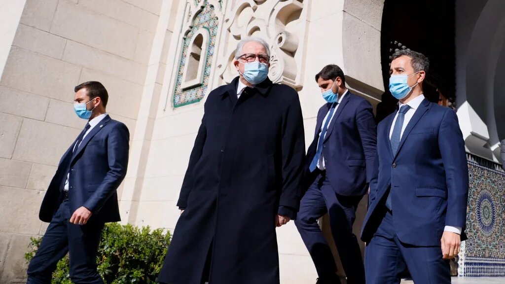Le ministre français de l’Intérieur Gérald Darmanin et le recteur de la Grande Mosquée de Paris Chems-Eddine Hafiz, le 13 avril 2021 (AFP/Thomas Samson)