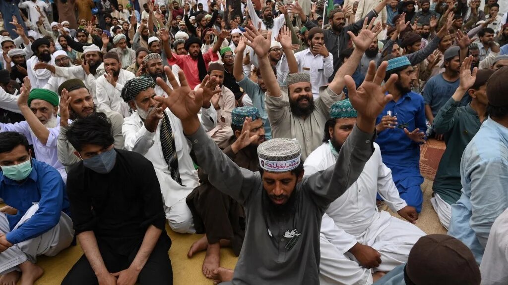 Les partisans du Tehreek-e-Labbaik Pakistan (TLP, islamiste radical) scandent des slogans lors d’une manifestation après l’arrestation de leur chef à la suite de ses appels à l’expulsion de l’ambassadeur de France, à Lahore, le 16 avril 2021 (AFP)