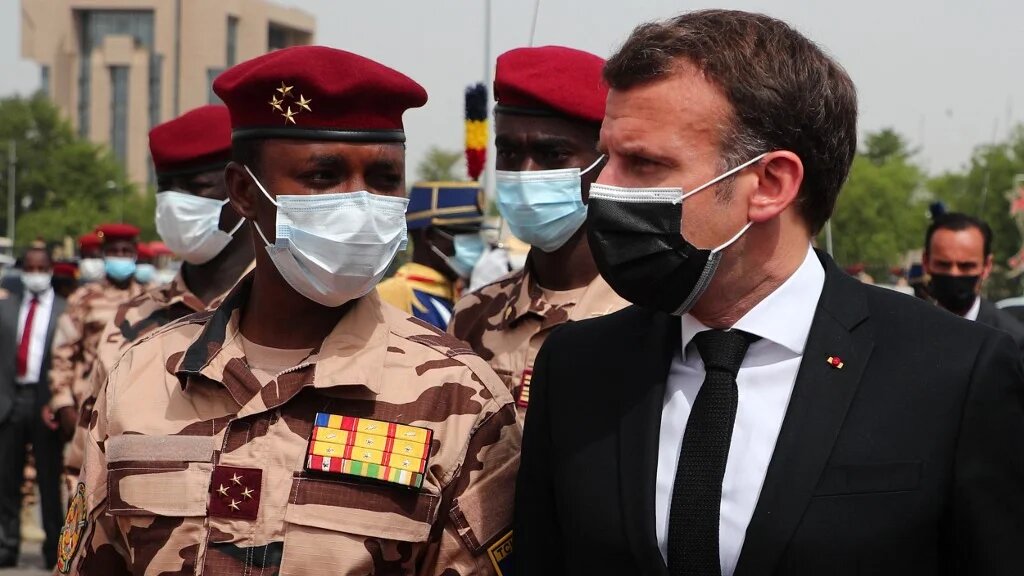 Le président français Emmanuel Macron aux côtés du fils d’Idriss Déby, Mahamat Idriss Déby, arrive pour assister aux funérailles nationales du président tchadien à N’Djaména le 23 avril 2021 (AFP)