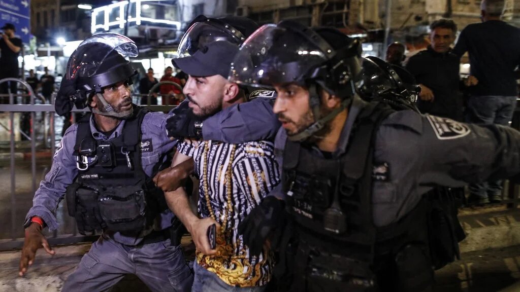 La police israélienne arrête un manifestant palestinien près de la porte de Damas à Jérusalem-Est, le 25 avril 2021 (AFP)