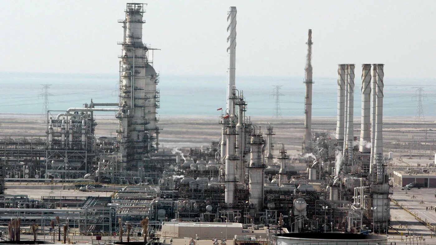 A general view shows Ras Tanura's oil production plant near Dammam in Saudi Arabia's eastern province on 27 December 2004 (AFP)