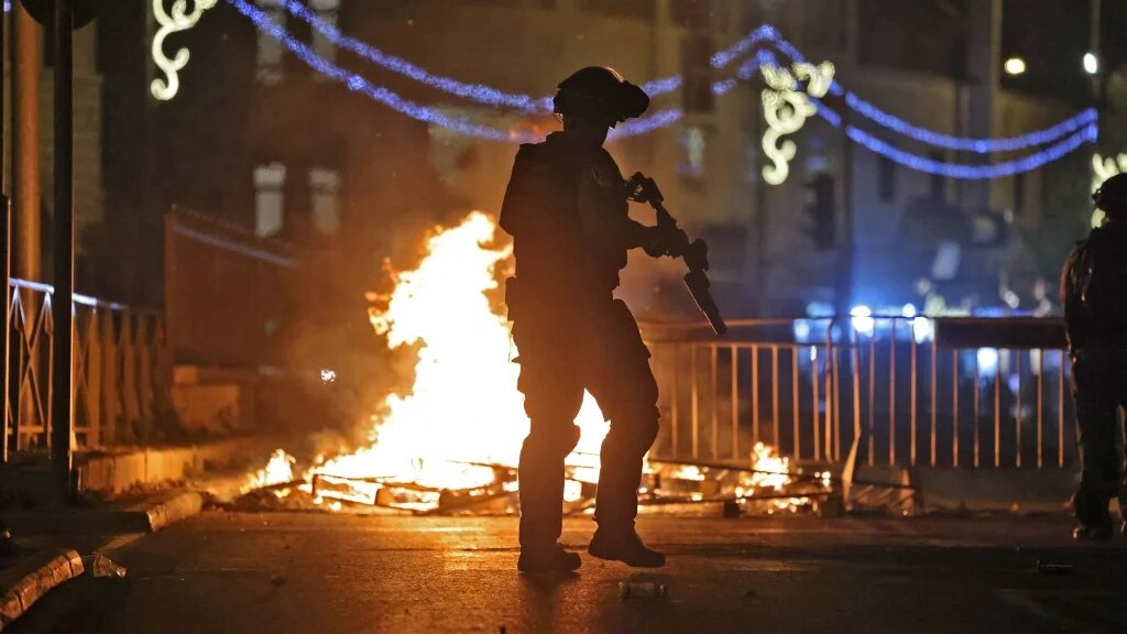 Un soldat israélien se tient à côté des barricades érigées par les manifestants palestiniens dans la vieille ville de Jérusalem, le 8 mai 2021 (AFP)
