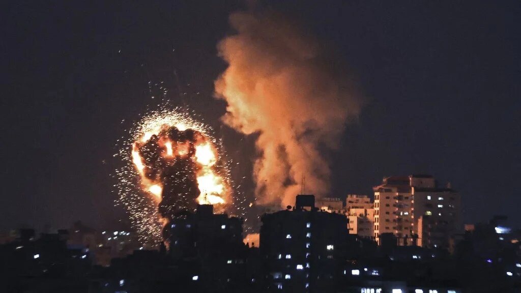 Frappes aériennes israéliennes dans la bande de Gaza, dans la nuit de lundi à mardi (AFP)