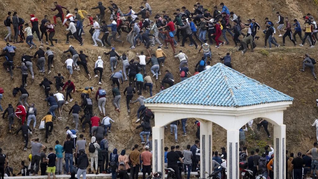 Des migrants tentent d’atteindre l’enclave espagnole de Ceuta, au nord du Maroc, le 18 mai 2021 (AFP/Fadel Senna)