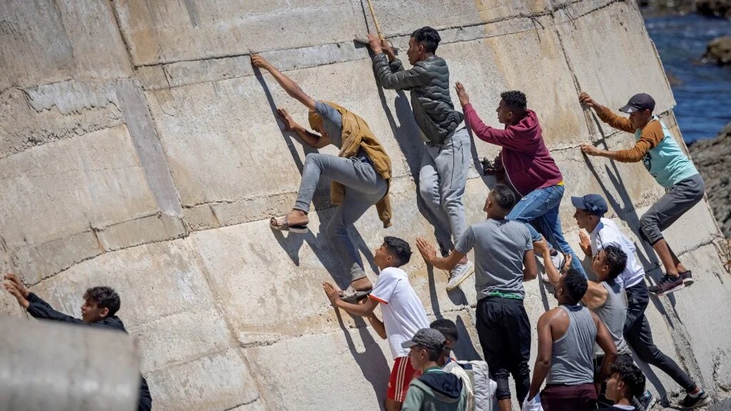 L’enclave de Ceuta, héritée de l’époque de la colonisation espagnole, est la seule frontière terrestre de l’Union européenne avec l’Afrique avec l’autre enclave de Melilla, située à 400 kilomètres à l’est sur la côte marocaine (AFP)