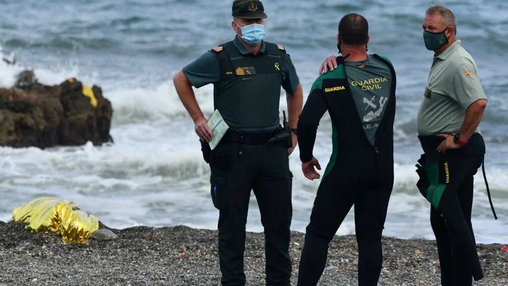 L’Espagne est l’une des principales portes d’entrée vers l’Europe pour les migrants au départ de l’Afrique du Nord. Au moins 1 025 personnes sont mortes lors de la traversée de la Méditerranée en 2021, devenu d’ores et déjà « l’année la plus meurtrière sur la route migratoire vers l’Espagne », selon l’Organisation internationale pour la migration (AFP/Antonio Sempere)
