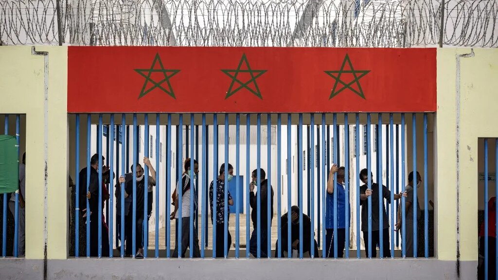 Trafic de téléphones portables, de cannabis, de cocaïne, etc., ont lieu « au vu et au su de tous » en prison, raconte le journaliste marocain Hicham Mansouri (AFP/Fadel Senna)